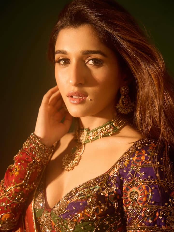 निधि शाह की खूबसूरती के लाखों दीवाने हैं जो उनकी एक झलक पाने के लिए बेकरार रहते हैं. सोशल मीडिया पर एक्ट्रेस की तगड़ी फैन फॉलोविंग है. इंस्टाग्राम पर उन्हें 2.2 मिलियन लोग फॉलो करते हैं.