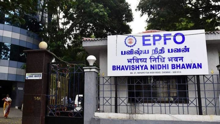 EPFO के आंकड़े बताते हैं कि करीब आधे कर्मचारियों के पास फाइनल सेटलमेंट के समय 20000 रुपये से भी कम बचते हैं. इसका कारण यह है कि ज्यादातर लोग नौकरी बदलते ही पीएफ निकाल लेते हैं. वहीं करीब 75% पेंशन क्लेम सिर्फ 4 साल के अंदर ही कर दिए जाते हैं.