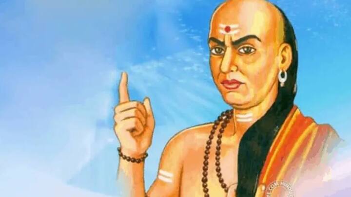व्यर्थ खर्च करण्याची सवय - विचार न करता कधीही पैसे खर्च करू नये. व्यर्थ खर्च करण्याची सवय गरिबीला कारणीभूत ठरू शकते. जर एखादी व्यक्ती पैसे कमावल्यानंतरही अनावश्यकपणे पैसे खर्च करत राहिली तर त्याचे खिसे नेहमीच रिकामे राहतील.