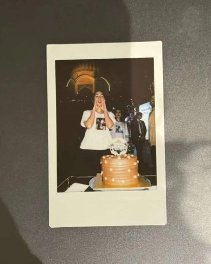 Radhika had cut a big two-layer cake on her birthday. Which was of golden colour. During this, Radhika was seen in a very simple look. His simplicity is winning the hearts of his fans.