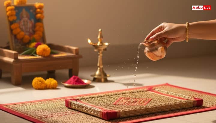 पूजन के गंगाजल से पूजा वाले स्थान को पवित्र करते है. फिर आसन या आसनी बिछा कर उस स्थान को विशेष तौर पर पूजा के लिए तैयार किया जाता है. फिर भक्त आसन पर बैठकर पूरी श्रद्धा के साथ पूजा करते हैं.
