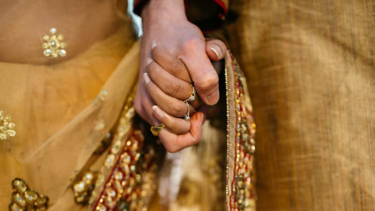 <div>Allahabad HC Slams UP Police For ‘Illegal' Detention Of Interfaith Couple, Orders Immediate Release</div>