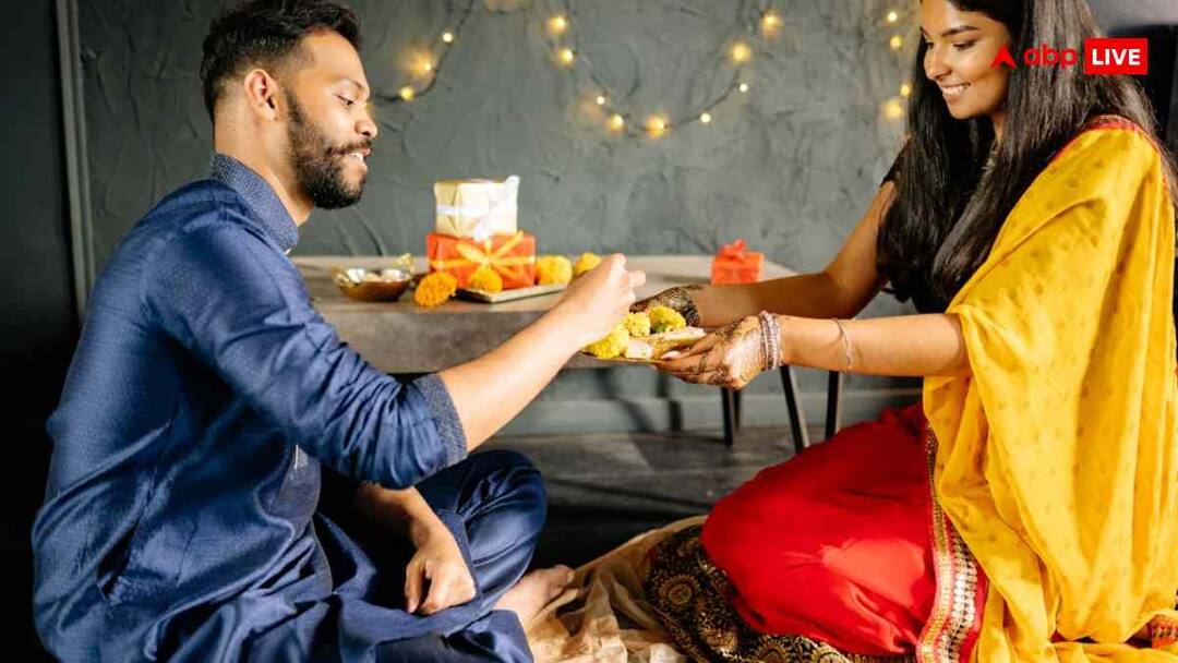 Diwali 2025 how to prevent overeating on festivals tips to stop cravings for sweets and snacks Diwali 2025 Overeating: दिवाली पर न कर लेना ओवर ईटिंग, ऐसे रोकें मिठाईयों से लेकर स्नैक्स की क्रेविंग