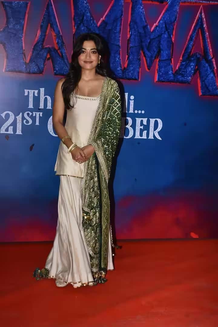 रश्मिका ने इस खास दिन के लिए सफेद शरारा सूट पहना था, जिसके साथ उन्होंने हरा दुपट्टा लिया था।