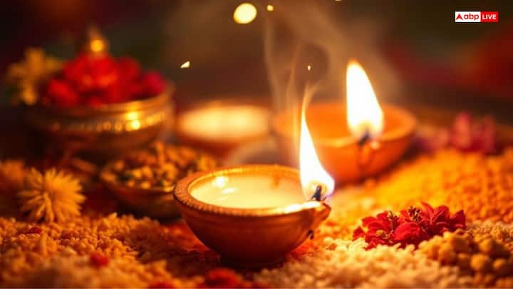 दिवाली, 20 अक्टूबर 2025, सोमवार को मनाई जाएगी. इस बार दिवाली पर कई शुभ योग बन रहे हैं, जिनमें वैभव लक्ष्मी राजयोग और त्रिग्रही योग मुख्य हैं. ये योग विशेष रूप से आर्थिक समृद्धि, कामकाज में सफलता और परिवारिक खुशियों के लिए लाभकारी माने जा रहे हैं. त्रिग्रही योग तब बनता है जब सूर्य, बुध और मंगल एक साथ तुला राशि में होते हैं. वहीं, वैभव लक्ष्मी राजयोग कन्या राशि में चंद्रमा और शुक्र की युति से बन रहा है, जो धन और ऐश्वर्य के संकेत देता है. इसके अलावा सूर्य और बुध की युति से बनने वाला बुधादित्य योग और बृहस्पति के कर्क राशि में होने से हंस पंच महापुरुष योग भी शुभ परिणाम देंगे.