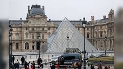 Chainsaw-Wielding Robbers Break Into Louvre, Flee With Napoleon’s Jewels: What We Know So Far