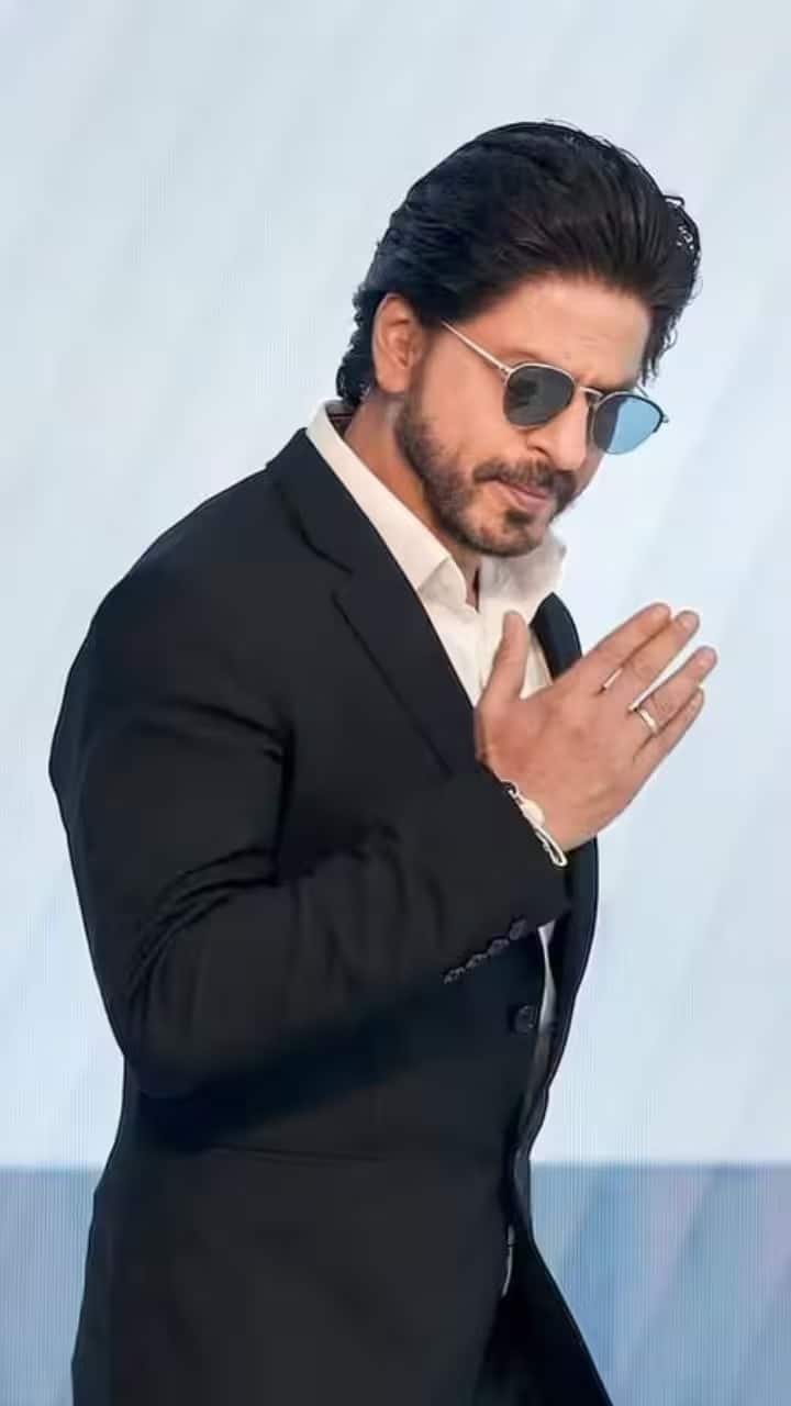 बॉलीवुड के बादशाह शाहरुख खान अपनी एक्टिंग से सभी के दिलों पर राज करते हैं और ऑरमैक्स मीडिया रिपोर्ट के अनुसार मोस्ट पॉपुलर फिल्म स्टार्स की लिस्ट वे नंबर 4 पर हैं.