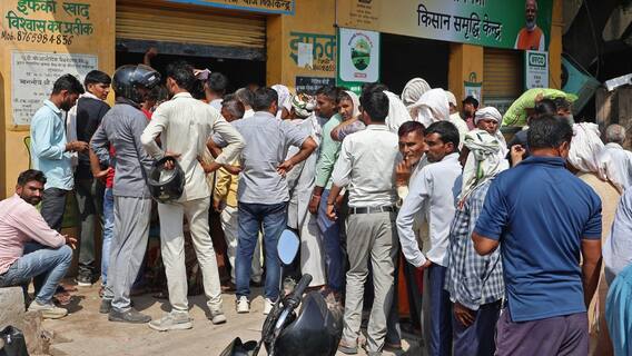 Barabanki Fertilizer Shortage: बाराबंकी में खाद की किल्लत से बढ़ी किसानों की परेशानी, सपा ने सरकार पर बोला हमला