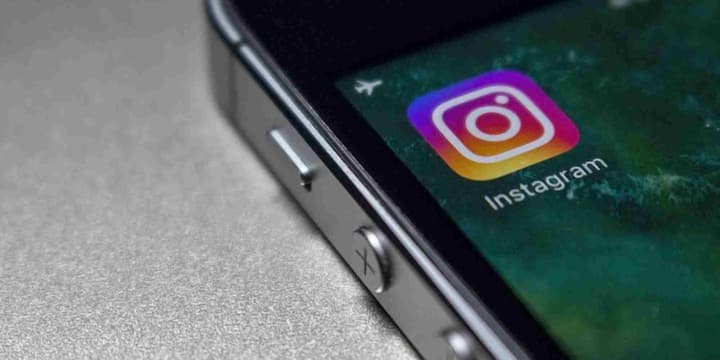 दूसरी ओर, Instagram Reels ने भी युवाओं में धूम मचा रखी है. रील्स पर लाखों फॉलोअर्स कमाना आसान नहीं, लेकिन जो कर लेते हैं, वे बड़े ब्रांड्स के साथ स्पॉन्सरशिप डील्स से अच्छी कमाई करते हैं. Meta ने पहले Reels Bonus Program शुरू किया था जिसमें कुछ देशों के क्रिएटर्स को 50,000 से 3 लाख रुपये तक मिलते थे लेकिन भारत में यह फीचर अब सक्रिय नहीं है.
