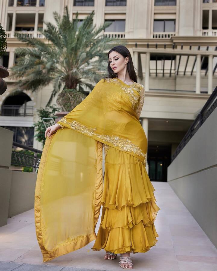 This traditional look of Georgia is very special. She is wearing a yellow color saree. By keeping her look simple, Georgia has given it a more modern touch.