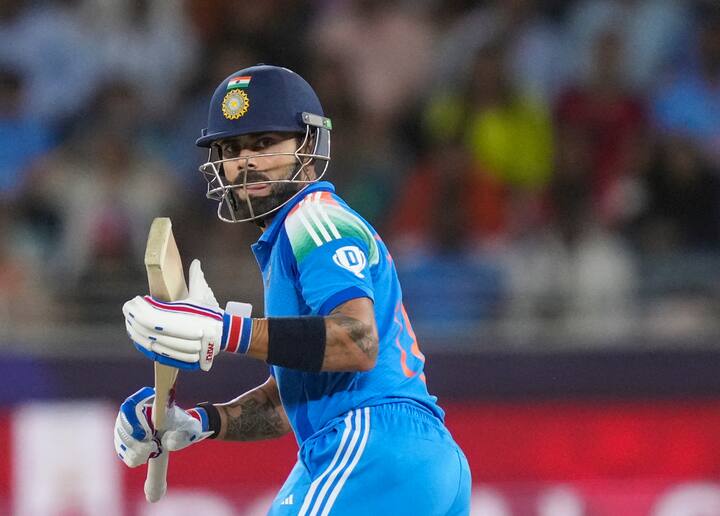 এই শতরান করলে তিনি কিন্তু এশিয়ান ক্রিকেটার হিসাবে বিদেশের মাটিতে সর্বাধিক সেঞ্চুরি হাঁকানো ক্রিকেটারও হয়ে যাবেন। এক্ষেত্রেও তিনি সচিনকে পিছনে ফেলবেন।