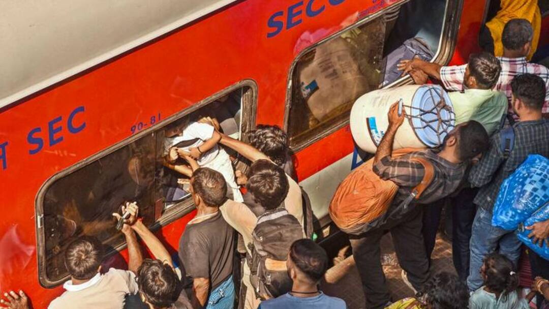 नाशिक ट्रेन हादसे की रेलवे ने बताई सच्चाई, ट्रेन से नहीं गिरा था कोई यात्री, जानें पूरा मामला Train Accident at Nasik Road 3 Passengers Fall While Returning for Chhath Puja 2 Dead ann नाशिक ट्रेन हादसे की रेलवे ने बताई सच्चाई, ट्रेन से नहीं गिरा था कोई यात्री, जानें पूरा मामला