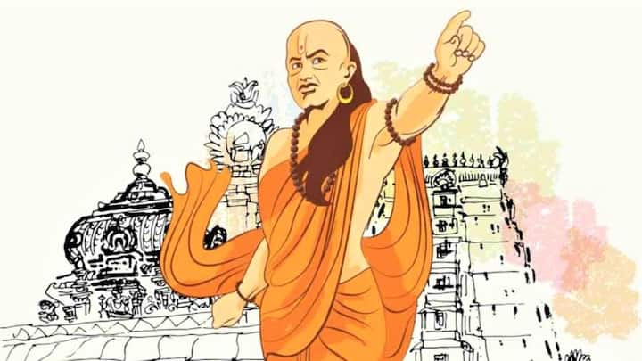 आचार्य चाणक्यांच्या तत्त्वांनुसार गरिबीकडे नेणाऱ्या सवयी आणि त्या सवयी ज्या ताबडतोब सोडून द्याव्यात याबद्दल जाणून घेऊया..