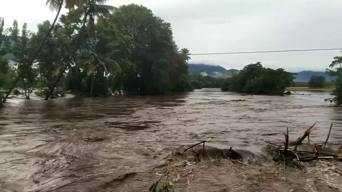 இடுக்கியில் டெம்போ ட்ராவலர் அடித்துச் செல்லப்பட்டது! உயிர் சேதம் தவிர்ப்பு, ஆரஞ்ச் அலர்ட் எச்சரிக்கை