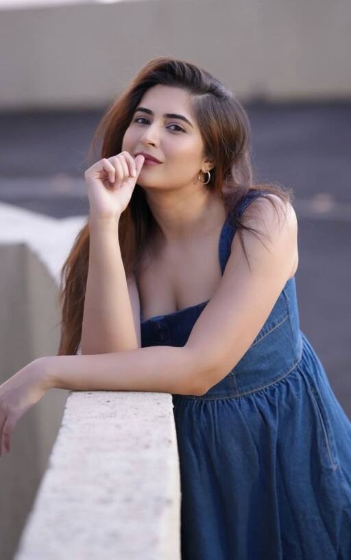 ગુજરાતી ગર્લ વ્યોમા નંદીની બ્લૂ ડ્રેસમાં હૉટનેસ