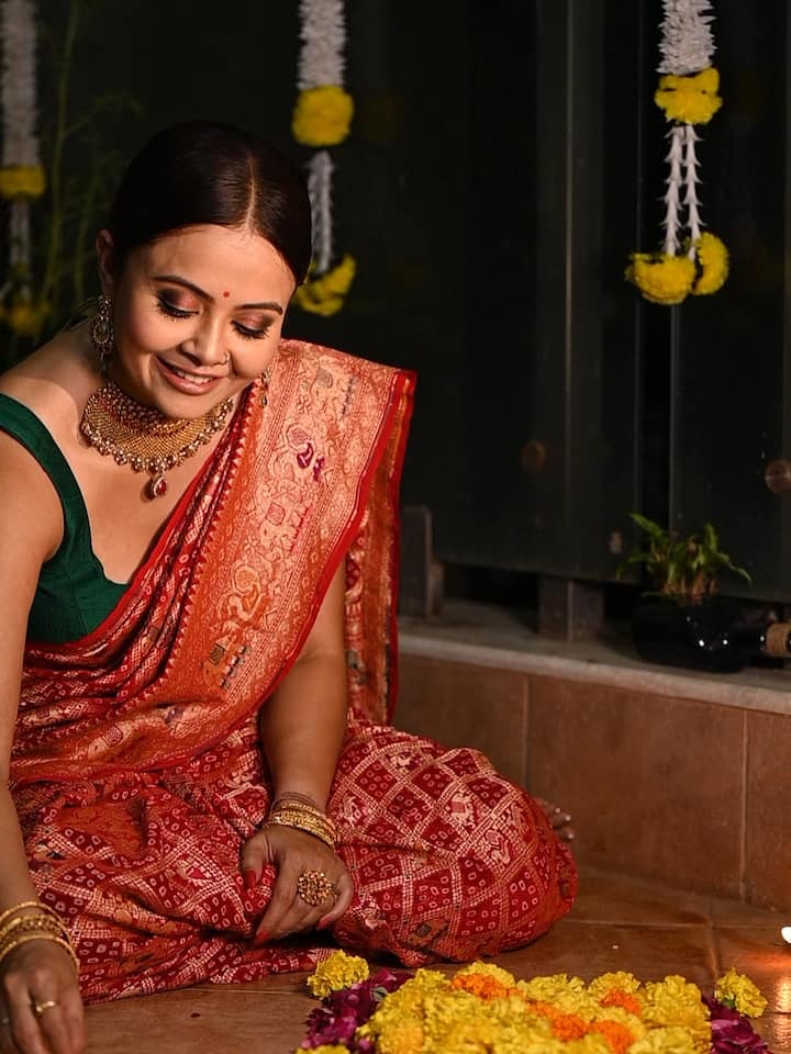 वायरल फोटोज में देवोलीना पारंपरिक अंदाज में सज सवर के रंगोली बनाते नजर आ रही हैं. लाल साड़ी और ग्रीन स्लीवलेस ब्लाउज में वाकई हसीना को देख उनसे नजरें हटा पाना मुश्किल है. अपनी इस प्यारी सी मुस्कान से देवोलीना ने सबका दिल जीत लिया है.