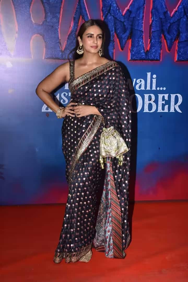 बॉलीवुड अभिनेत्री हुमा कुरैशी भी फिल्म 'थम्मा' की स्क्रीनिंग पर नजर आईं, वह नीली साड़ी में बेहद खूबसूरत लग रही थीं।