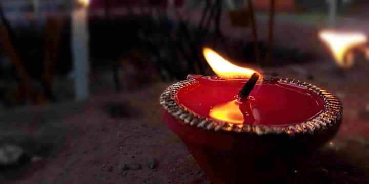 WhatsApp का यह एनिमेटेड स्टिकर पैक फेस्टिव चैट्स में रंग भरने के लिए एक शानदार तरीका है. अब सिर्फ एक क्लिक में आप अपने दोस्तों, परिवार और प्रियजनों को रोशनी और शुभकामनाओं से भरा Happy Diwali मैसेज भेज सकते हैं.