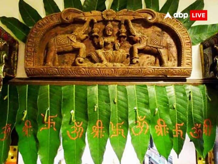 दिवाली पर लोग घर की साज-सजावट करने के साथ ही मुख्य द्वार की साफ-सफाई और सजावट भी करते हैं. इनमें तोरण या बंधनवार लगाना सबसे शुभ और सकारात्मक माना जाता है. लोग पत्तियों की माला या लड़ी बनाकर इसे दरवाजे पर बांधते हैं.