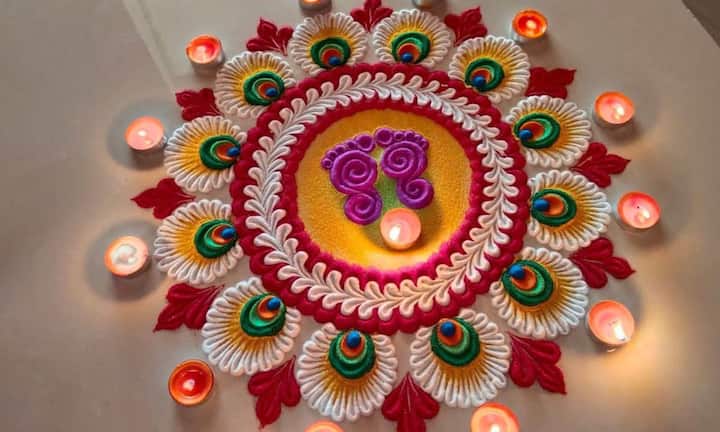 वहीं आजकल 3D रंगोली का ट्रेंड भी चल रहा है. इसमें शेडिंग और कॉन्ट्रास्ट कलर्स से डिजाइन को भर जाता है, जिससे यह देखने में 3D लगती है. वहीं कुछ लोग अपने नाम के शुरुआती अक्सर या परिवार के प्रतीक चिन्ह जोड़कर पर्सनलाइज्ड रंगोली बना रहे हैं.