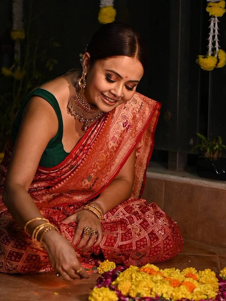 एक्ट्रेस ने छोटी दिवाली के मौके पर अपने लुक को सिंपल ही रखा. लेकिन आंखों पर उन्होंने शिमरी आई मेकअप किया है जो उनकी खूबसूरती को और भी निखार रहा है.