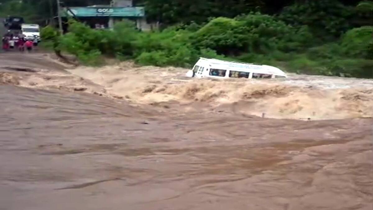 இடுக்கியில் டெம்போ ட்ராவலர் அடித்துச் செல்லப்பட்டது! உயிர் சேதம் தவிர்ப்பு, ஆரஞ்ச் அலர்ட் எச்சரிக்கை