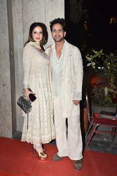 Diwali Party: हार्ट शेप डीपनेक ब्लाउज में खूब जचीं नुसरत, ऑरेंज लहंगे में बला की हसीन दिखीं नरगिस फाखरी, देखें तस्वीरें