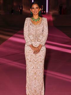 ईशा अंबानी ने लंदन में पहनी ऐसी ड्रेस, बनाने में लग गए 3,670 घंटे, तस्वीरें वायरल