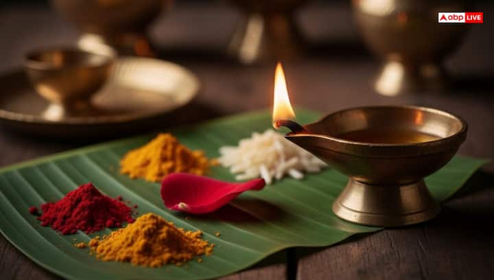 भारतीय हिंदू परंपरा में पूजा के समय अक्षत, कुमकुम, हल्दी, सिंदूर और दीपक का विशेष महत्व है. माना जाता है कि दीपक से जीवन आलोकित होता है. वही सिंदूर दांपत्य जीवन का प्रतीक होता है. यह स्त्री की शक्ति और समर्पण का भी आध्यात्मिक प्रतीक है.