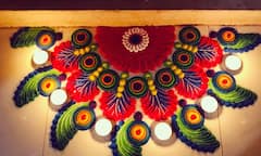 इस बार की दिवाली बनाएं और भी रंगीन, अपनाएं ये लेटेस्ट रंगोली डिजाइन