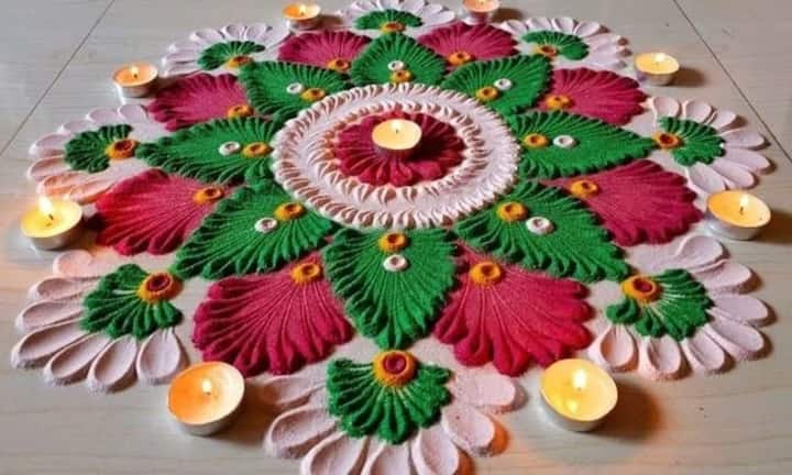 अगर आप अपनी रंगोली में थोड़ा ग्लैम जोड़ चाहते हैं तो ग्लिटर और रंगीन पत्थरों का इस्तेमाल कर सकते हैं. इस डिजाइन को पूरा करने के बाद आप उस पर हल्का ग्लिटर छिड़क दें और छोटे स्टोन या बीट्स लगा लें. यह डिजाइन आपकी रंगोली को चमकदार बना देगी, जो दिए की रोशनी में और भी खूबसूरत लगेंगे.