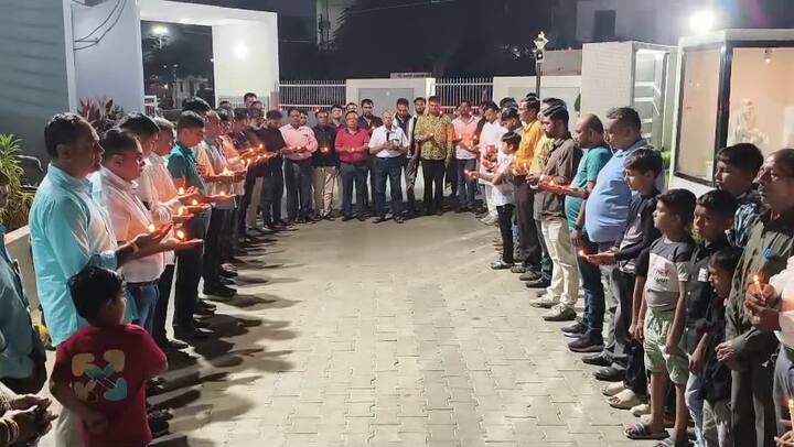 જય માતાજી ગ્રુપ મહેસાણા દ્વારા આયોજિત આ કાર્યક્રમમાં કાળી ચૌદશની રાત્રે ડર નહીં, પણ શ્રદ્ધાંજલિ, જ્ઞાન અને આસ્થાનું વાતાવરણ હોય છે. કાર્યક્રમની શરૂઆત મૃતકોને શ્રદ્ધાંજલિથી થાય છે અને ત્યારબાદ ભવ્ય આતિશબાજી (ફટાકડા) નું આયોજન થાય છે.