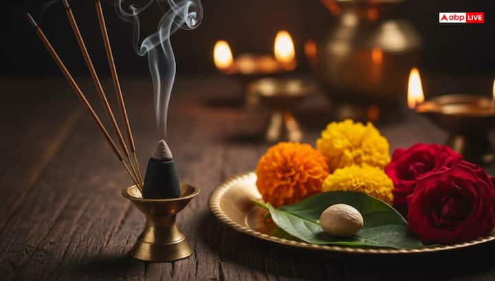 वैसे ही माता लक्ष्मी की पूजा के समय धूप, अगरबत्ती, कपूर, पुष्प और पान सुपारी का भी विशेष महत्व है. धूप सुगंधित होकर पूरे वातावरण को शुद्ध करता है. वही भक्ति के प्रतीक के रूप में पुष्प देवी के आराधना के लिए समर्पित किया जाता है. वहीं पान और सुपारी सम्मान और पूर्णता का प्रतीक होता है.