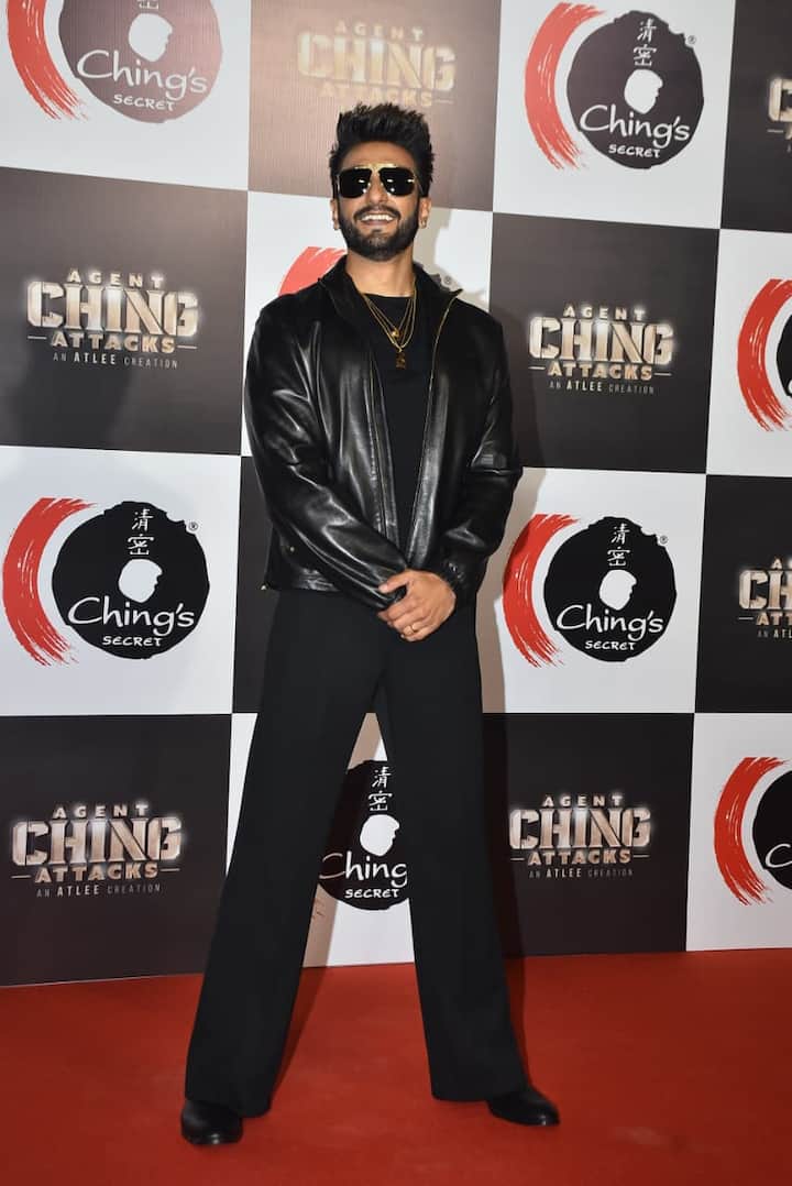 During this, Ranveer was seen in a very dashing look. He wore a black jacket and an ane.