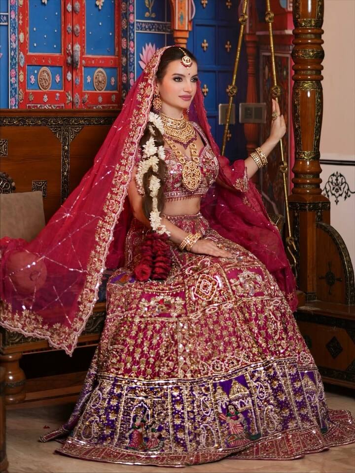 मेकअप और ज्वेलरी की बात करें तो वो भी बिलकुल टॉप नॉच है. नतालिया ने अपने आउटफिट को कॉम्प्लीमेंट करने के लिए हेवी डिजाइनर नेकपीस कैरी किया है. इसके साथ उन्होंने हेवी इयरिंग्स भी कैरी किया है. इन सभी हैवी एक्सेसरीज में नतालिया किसी रानी से कम नहीं लग रही हैं. ग्लौसी और स्मोकी आइ मेकअप के साथ उन्होंने छोटी सी बिंदी लगा कर अपना लुक कंप्लीट किया.