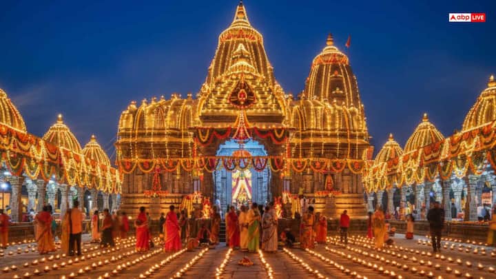 हर साल यहां एक विशाल मेला लगता है, जिसे अंबुवाची मेला कहते हैं. यह मेला जून में लगता है. यह मेला उसी दौरान लगता है, जब माता मासिक धर्म से होती हैं. इस दौरान मंदिर में जाने की अनुमति किसी को नहीं होती.