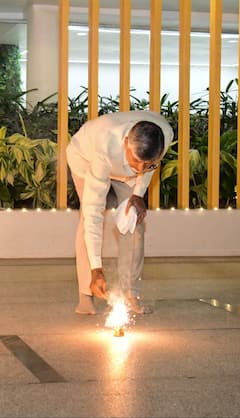 Chandrababu Diwali Celebrations: ఉండవల్లి నివాసంలో సతీమణితో కలిసి సీఎం చంద్రబాబు దీపావళి వేడుకలు