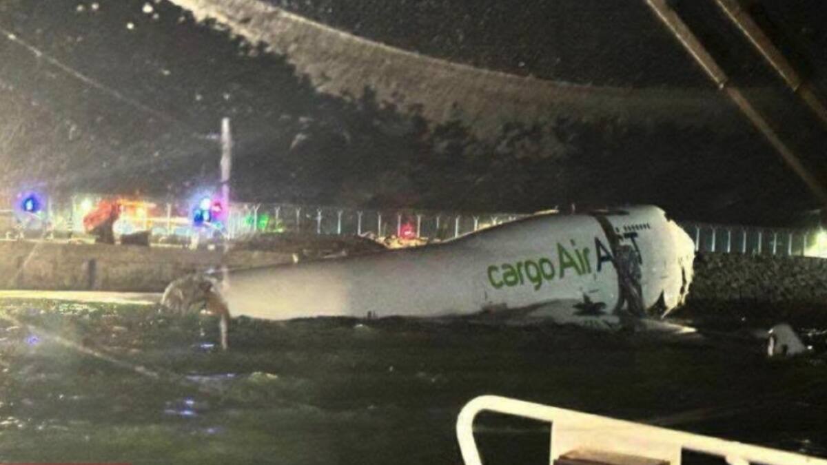 Hong Kong Crash: கடலில் விழுந்த விமானம்! ஹாங்காங்கில் பரபரப்பு...இருவர் பலி! நடந்தது என்ன?