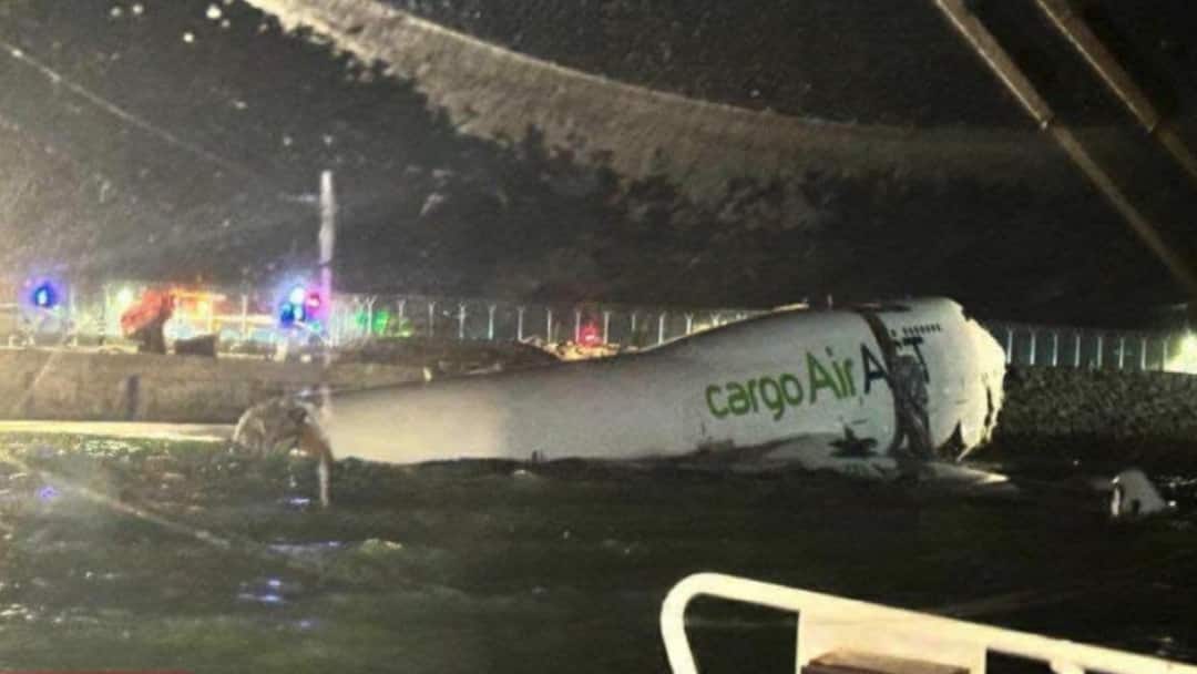 Hong Kong Crash: கடலில் விழுந்த விமானம்! ஹாங்காங்கில் பரபரப்பு...இருவர் பலி! நடந்தது என்ன? Hong Kong Airport Emirates Cargo Plane Skids Into Sea While Landing 2 Dead Hong Kong Crash: கடலில் விழுந்த விமானம்! ஹாங்காங்கில் பரபரப்பு...இருவர் பலி! நடந்தது என்ன?