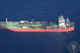 ਦੀਵਾਲੀ 'ਤੇ ਵਾਪਰਿਆ ਵੱਡਾ ਹਾਦਸਾ, ਸਮੁੰਦਰੀ ਜਹਾਜ਼ 'ਚ ਮੱਚੇ ਅੱਗ ਦੇ ਭਾਂਬੜ, ਧੂੰ-ਧੂੰ ਕਰ ਸੜਿਆ LPG ਟੈਂਕਰ; ਸਵਾਰ ਸਨ 23 ਕ੍ਰੂ ਮੈਂਬਰ