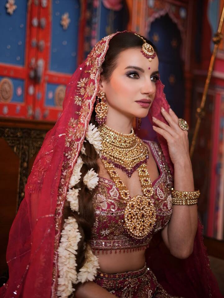 अभिनेत्री के इस आउटफिट में हेवी एंब्रॉयडरी देखने को मिलती है. लहंगे के घेर में भी बारीक कारीगरी की गई है जो इस आउटफिट का ओवरऑल लुक और भी खूबसूरत बना रहा है. साथ ही उनके दुपट्टे में की गई जरी वर्क भी बेहद खूबसूरत लग रहा है. इस लाल जोड़े में नतालिया जानोसजेक को देख कोई भी उनपर लट्टू हो जाएगा.