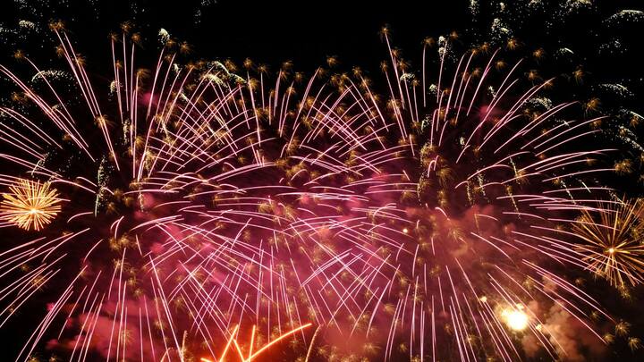 इससे आग, गंभीर चोट और कानूनी समस्याएं हो सकती हैं. बड़े-बड़े शो में पेशेवरों द्वारा किए जाने वाले प्रदर्शन सार्वजनिक सुरक्षा मानकों के अनुसार नियंत्रित होते हैं, उनमें भाग लेना दर्शकों के लिए सबसे सुरक्षित विकल्प है.