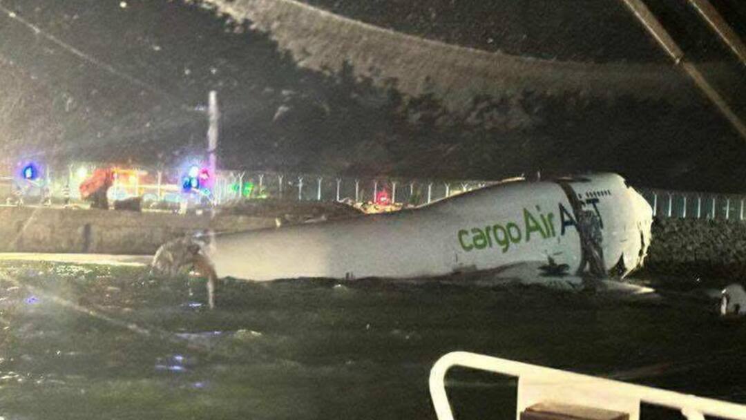 Cargo Plane Skids Into Sea While Landing At Hong Kong Airport, 2 Dead Emirates Cargo Plane Skids Into Sea While Landing At Hong Kong Airport, 2 Dead Cargo Plane Skids Into Sea While Landing At Hong Kong Airport, 2 Dead