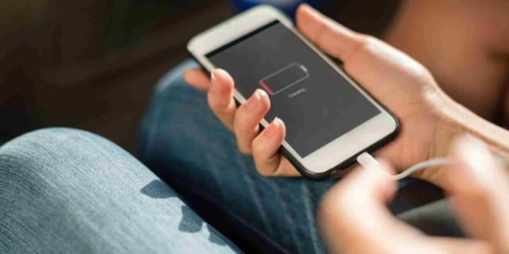 एथिकल हैकर और साइबर सिक्योरिटी एक्सपर्ट रायन मॉन्टगोमरी ने इस बारे में बड़ा खुलासा किया है. उन्होंने बताया कि कुछ चार्जिंग केबल्स देखने में बिल्कुल सामान्य लगती हैं लेकिन उनके अंदर हैकिंग डिवाइस छिपा होता है. उन्होंने अपने इंस्टाग्राम पर एक वीडियो भी शेयर किया जिसमें दिखाया गया कि कैसे एक दिखने में साधारण चार्जिंग केबल उनके कंप्यूटर को पूरी तरह से नियंत्रित कर सकती थी. उनका कहना है कि किसी और की केबल इस्तेमाल करना सीधा साइबर खतरे को न्योता देना है.