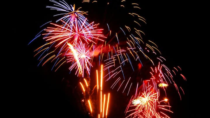 न्यूटन के तीसरे गति नियम के अनुसार, हर क्रिया की बराबर और विपरीत प्रतिक्रिया होती है. यानी जब गैसें नीचे निकलती हैं, तो उसी के विपरीत बल रॉकेट को ऊपर की ओर धकेलता है. यही थ्रस्ट कहलाता है. यही वजह है कि रॉकेट पटाखा हवा में ऊपर उठता है.