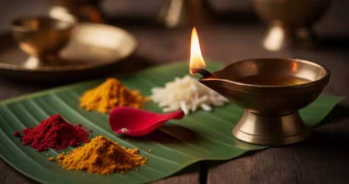 ભારતીય હિન્દુ પરંપરામાં પૂજા દરમિયાન ચોખાના દાણા, કુમકુમ, હળદર, સિંદૂર અને દીવાઓનું વિશેષ મહત્વ છે. એવું માનવામાં આવે છે કે દીવા જીવનને પ્રકાશિત કરે છે. સિંદૂર વૈવાહિક આનંદનું પ્રતિક છે. તે સ્ત્રીની શક્તિ અને ભક્તિનું આધ્યાત્મિક પ્રતિક પણ છે.