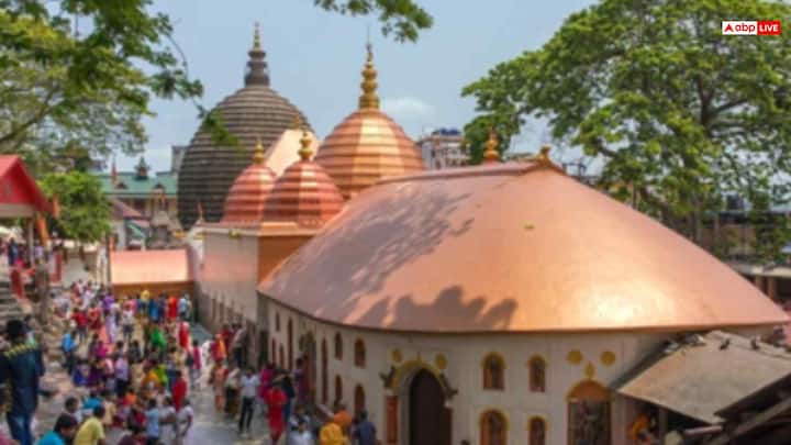 माता कामाख्या देवी मंदिर पूरे भारत में लोकप्रिय है. यह मंदिर 52 शक्तिपीठों में से एक है. यह असम की राजधानी दिसपुर से लगभग 10 किमी दूर नीलांचल पर्वत पर स्थित है. मंदिर की खास बात यह है कि यहां न तो माता की कोई मूर्ति है और न ही कोई तस्वीर, बल्कि यहां एक कुंड है, जो हमेशा ही फूलों से ढंका हुआ रहता है. इस मंदिर में देवी की योनी की पूजा होती है. आज भी माता यहां पर रजस्वला होती हैं. मंदिर से जुड़ी और भी ऐसी रहस्यमयी बातें हैं, जिन्हें जानने के बाद आप हैरत में पड़ जाएंगे. तो आइये जानते हैं कामाख्या देवी के मंदिर से जुड़ी रहस्यों के बारे में.