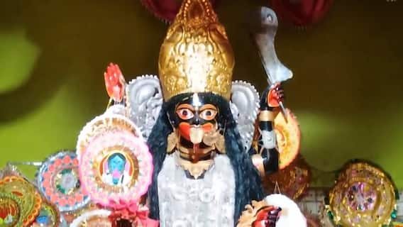 Kali Puja 2025: দন্ডি কেটে এখানে মায়ের পুজো দেন ভক্তরা, পুরুলিয়ার মৌতড়ে মা বড়কালীর পুজোয় রেকর্ড ভিড় Kali Puja 2025: দন্ডি কেটে এখানে মায়ের পুজো দেন ভক্তরা, পুরুলিয়ার মৌতড়ে মা বড়কালীর পুজোয় রেকর্ড ভিড়