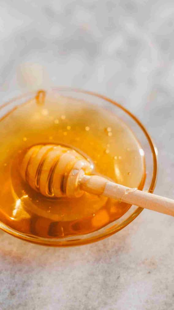 मधासोबत 'या' गोष्टी खाणं टाळा, नाहीतर...