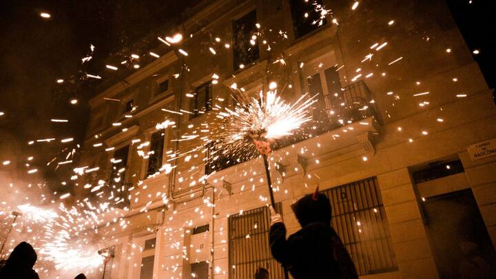 सबसे पहले माचिस की आग पटाखे के बाहर लगे फ्यूज को जलाती है. फ्यूज एक नियंत्रित जला हुआ मार्ग है जो आग को अंदर के भागों तक पहुंचाता है और यह तय करता है कि कब पटाखा फूटे.